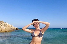 Камила Кабельо продемонстрировала свою подтянутую фигуру во время залитого солнцем отдыха в Греции после расставания со своим бывшим возлюбленным, миллиардером Генри Джуниором Чалхубом, 39 лет