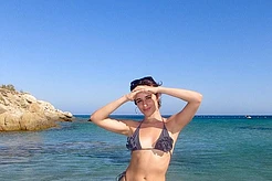 Камила Кабельо продемонстрировала свою подтянутую фигуру во время залитого солнцем отдыха в Греции после расставания со своим бывшим возлюбленным, миллиардером Генри Джуниором Чалхубом, 39 лет