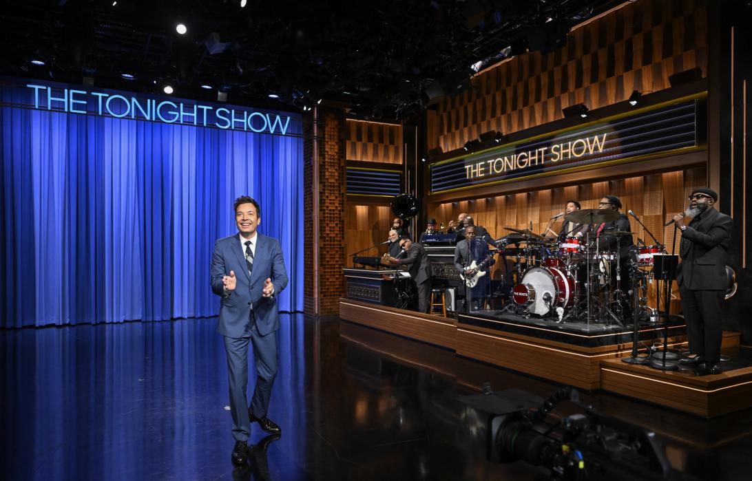 Джимми Фэллон и The Roots на съемочной площадке "The Tonight Show".