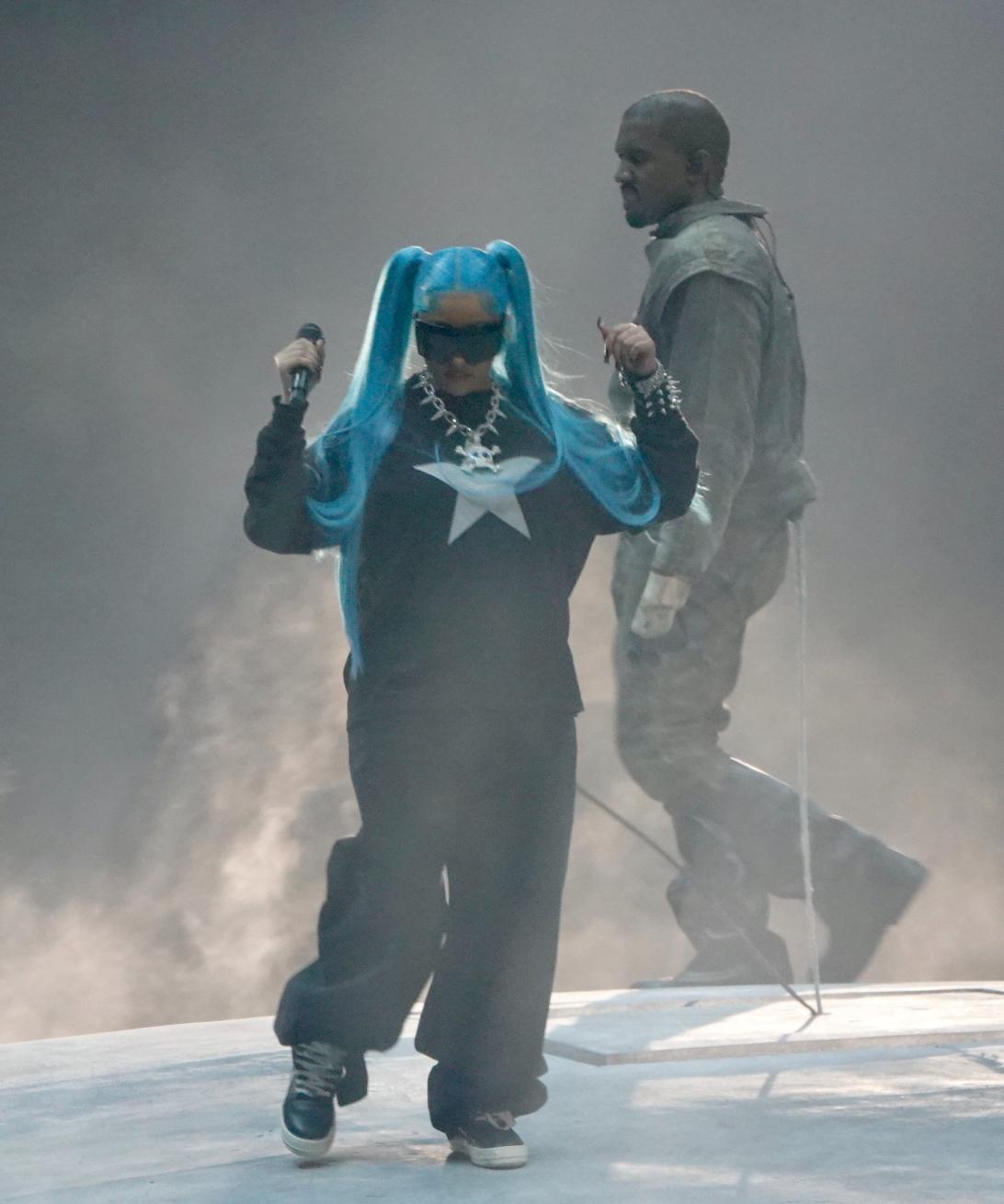 North West на сцене с Канье Уэстом на фоне.