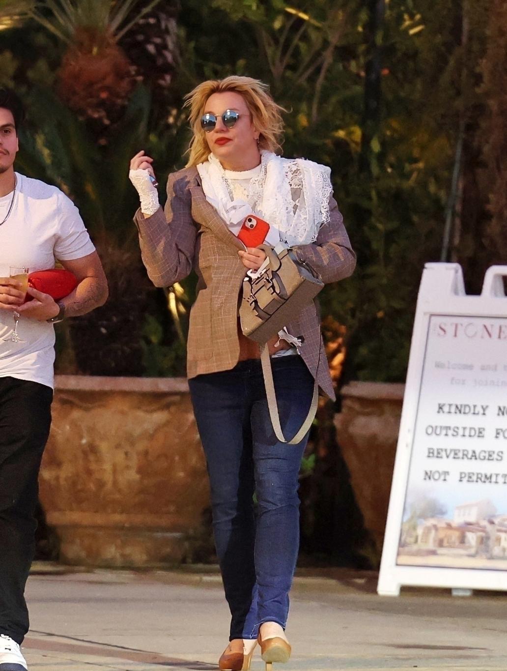 Бритни Спирс покидает The Westlake Village Inn.