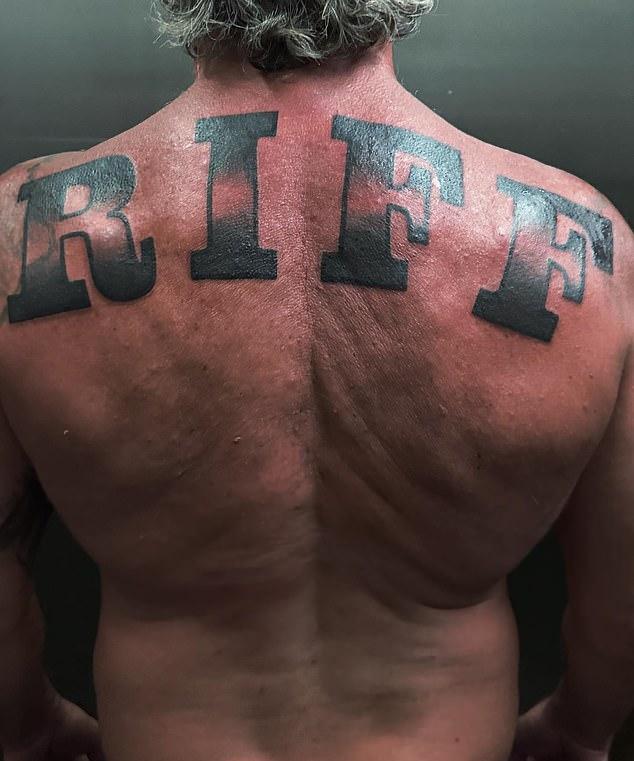Звезда "Побега" показал тату на спине: гигантские буквы "RIFF".