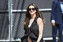 Энн Хэтэуэй продемонстрировала свой округлившийся животик перед появлением на шоу Джимми Киммела, когда прибыла в голливудскую студию