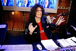 Сотрудницам «The Howard Stern Show» предположительно запрещено постоянно носить кроссовки в офисе, в отличие от мужчин