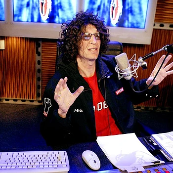 Сотрудницам «The Howard Stern Show» предположительно запрещено постоянно носить кроссовки в офисе, в отличие от мужчин