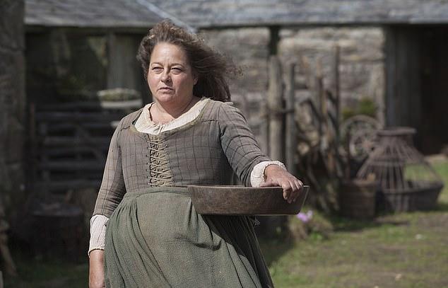 Актриса сериала «Полдарк» Бити Эдни рассказала, как загорелась в результате «нелепого и опасного» кухонного инцидента