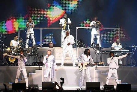Барабанщик Earth, Wind & Fire Джон Пэрис в искусственной коме после «сердечного инцидента»