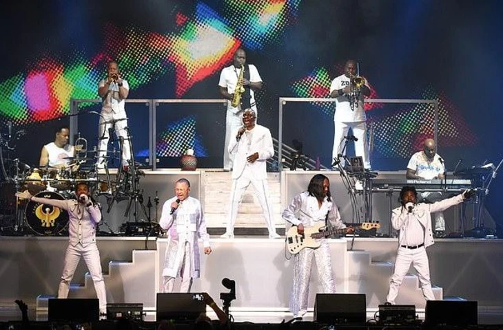 Барабанщик Earth, Wind & Fire Джон Пэрис в искусственной коме после «сердечного инцидента»