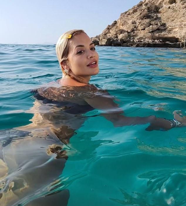 Рита Ора поделилась подборкой ярких снимков из своих летних впечатлений после отдыха в залитых солнцем уголках Европы