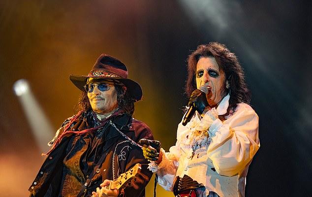 Alice и The Hollywood Vampires покорили 8000 фанатов на аншлаговом шоу в Scarborough Open Air Theatre.