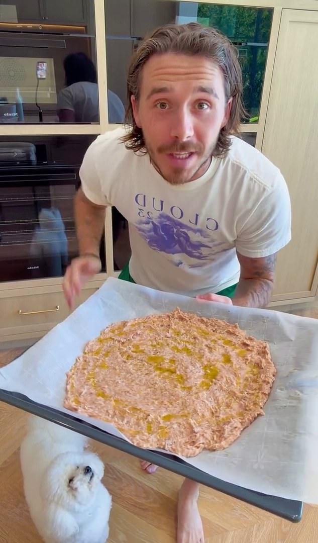Итальянский кулинарный мастер-класс Бруклина прошел в не совсем аутентичной обстановке особняка в Лос-Анджелесе, где он живет с женой.