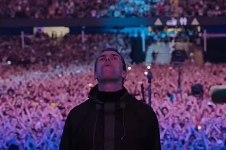 Первый трейлер документального фильма Disney «Oasis: Don’t Look Back In Anger»: Поцелуй примирения Лиама и Ноэла Галлахеров