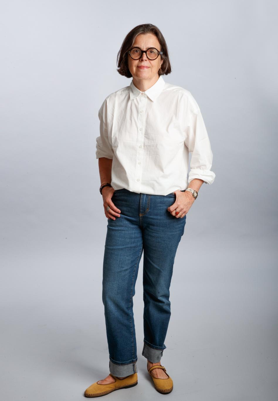 Изабель Винсент в новых джинсах и белой рубашке от Lee Jeans.