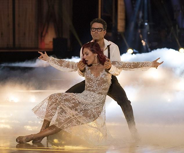 Ранее участвовала в американской версии DWTS с 13 по 29 сезоны (кроме 28).