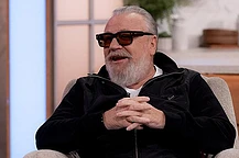 Рэй Уинстон заявил, что «ударил и пригрозил» режиссеру, который однажды «лапал» его партнершу по съемкам