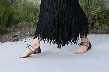 Маргарет Куэлли в самых абсурдных босоножках Chanel