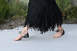 Маргарет Куэлли в самых абсурдных босоножках Chanel
