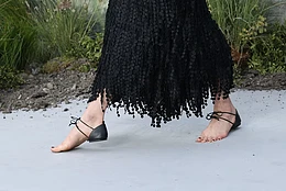 Маргарет Куэлли в самых абсурдных босоножках Chanel