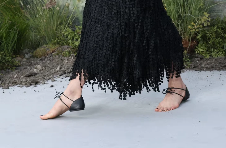 Маргарет Куэлли в самых абсурдных босоножках Chanel