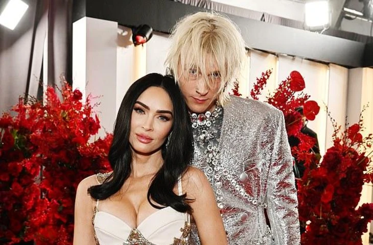 Machine Gun Kelly и Меган Фокс перевернули страницу своих «токсичных» отношений, наладив совместное воспитание, в то время как рэпер строит новые отношения с Дакотой Джонсон