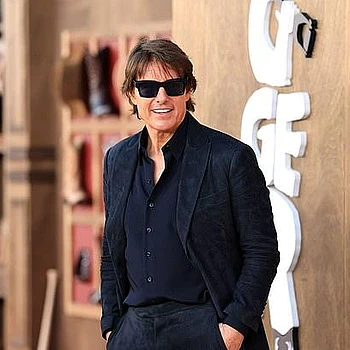 Tom Cruisewas every inch the Hollywood leading man as he arrived to the star-studded Los Angeles premiere of his new film Digger on Monday