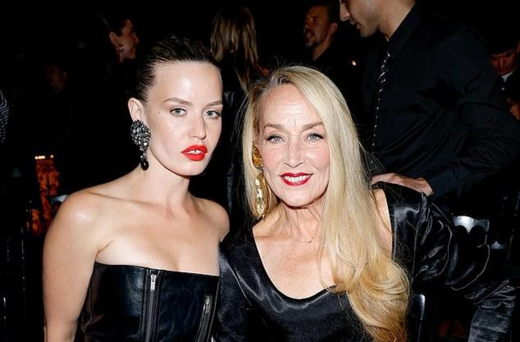 Джерри Холл (70 лет) посетила первый ряд Недели моды в Париже с дочерью Джорджией Мэй Джаггер (34 года) и раскрыла свой секрет поддержания формы