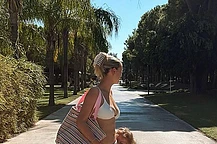Молли-Мэй продемонстрировала фигуру после родов в купальнике, поделившись очаровательными снимками с семейного отдыха в Турции