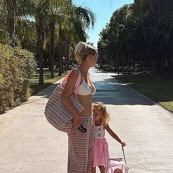 Молли-Мэй продемонстрировала фигуру после родов в купальнике, поделившись очаровательными снимками с семейного отдыха в Турции