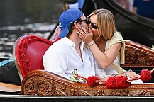 Сидни Суини и Скутер Браун страстно целовались во время романтической прогулки на гондоле в Венеции в четверг днем