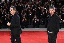 Объединительный тур Oasis «Live in 25» принёс каждому из братьев Галлахер около 100 миллионов фунтов стерлингов, и в следующем году должен состояться ещё один тур