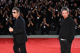 Объединительный тур Oasis «Live in 25» принёс каждому из братьев Галлахер около 100 миллионов фунтов стерлингов, и в следующем году должен состояться ещё один тур
