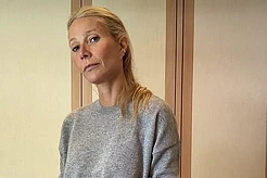 Гвинет Пэлтроу показала свой рельефный пресс в Instagram, возвращаясь к продвижению продуктов Goop после недавних разногласий