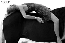Кейт Мосс в дерзкой пляжной фотосессии для новой обложки Vogue Brasil