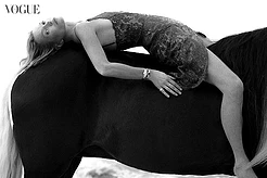 Кейт Мосс в дерзкой пляжной фотосессии для новой обложки Vogue Brasil