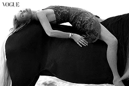 Кейт Мосс в дерзкой пляжной фотосессии для новой обложки Vogue Brasil