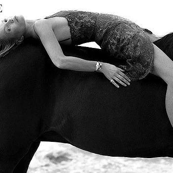 Кейт Мосс в дерзкой пляжной фотосессии для новой обложки Vogue Brasil