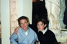 Джейми Оливер был неузнаваем на старом снимке с женой Джулс с их первого совместного отпуска на Крите, который он опубликовал в воскресенье