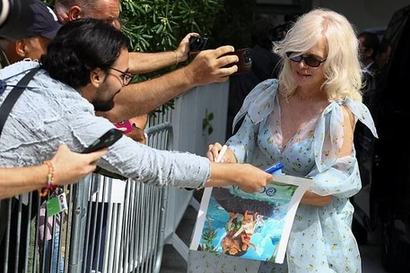 Памела Андерсон предстала в гламурном образе, прибыв во вторник на Венецианский кинофестиваль для продвижения своего фильма «Место, где быть»