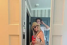 Сиенна Миллер поделилась серией летних снимков в своем Instagram после того, как в этом году у нее родился третий ребенок