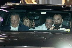 Брэд Питт рассказал о «свадьбе века» Тейлор Свифт и Трэвиса Келси во время свидания на красной дорожке с Инес де Рамон