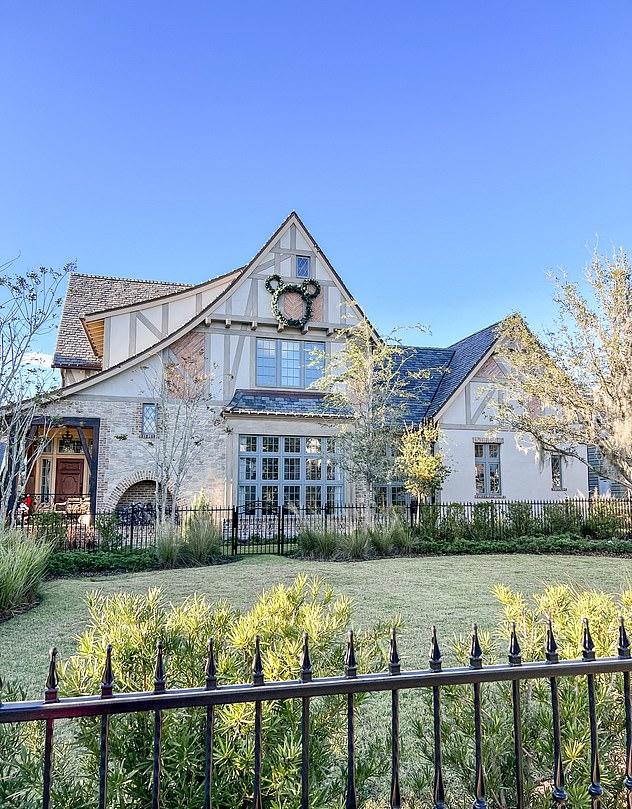 Несколько часов беззаботного веселья в Disney World – это предел мечтаний, а представьте, каково это – там жить?