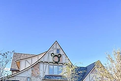 Несколько часов беззаботного веселья в Disney World – это предел мечтаний, а представьте, каково это – там жить?