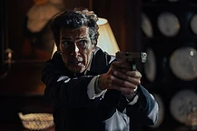 Хоть за эти годы многие звезды брали на себя роль 007, именно Шон Коннери, пожалуй, наиболее известен ролью Джеймса Бонда, будучи первой звездой, воплотившей его