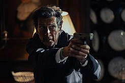 Хоть за эти годы многие звезды брали на себя роль 007, именно Шон Коннери, пожалуй, наиболее известен ролью Джеймса Бонда, будучи первой звездой, воплотившей его