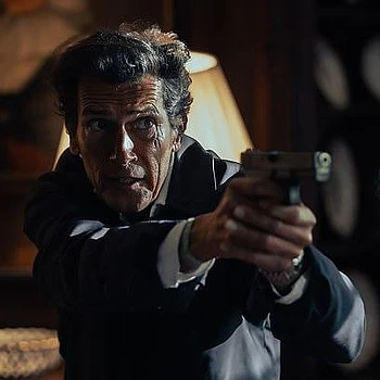 Хоть за эти годы многие звезды брали на себя роль 007, именно Шон Коннери, пожалуй, наиболее известен ролью Джеймса Бонда, будучи первой звездой, воплотившей его