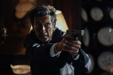 Хоть за эти годы многие звезды брали на себя роль 007, именно Шон Коннери, пожалуй, наиболее известен ролью Джеймса Бонда, будучи первой звездой, воплотившей его