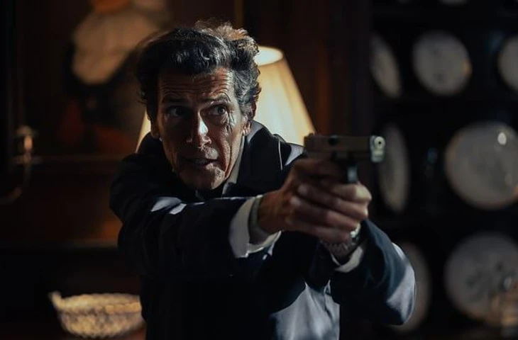 Хоть за эти годы многие звезды брали на себя роль 007, именно Шон Коннери, пожалуй, наиболее известен ролью Джеймса Бонда, будучи первой звездой, воплотившей его