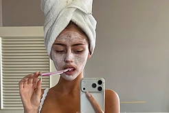 Хайди Клум и ее дочь Лени Клум в одинаковом белом белье во время совместной подготовки к Октоберфесту