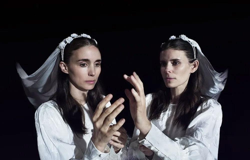 Кейт и Руни Мара в белоснежных вуалях.