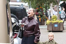Молли-Мэй Хейг не могла сдержать смеха, когда дочь Бэмби попросила фотографов «сфотографировать меня» во время их пятничного обеда